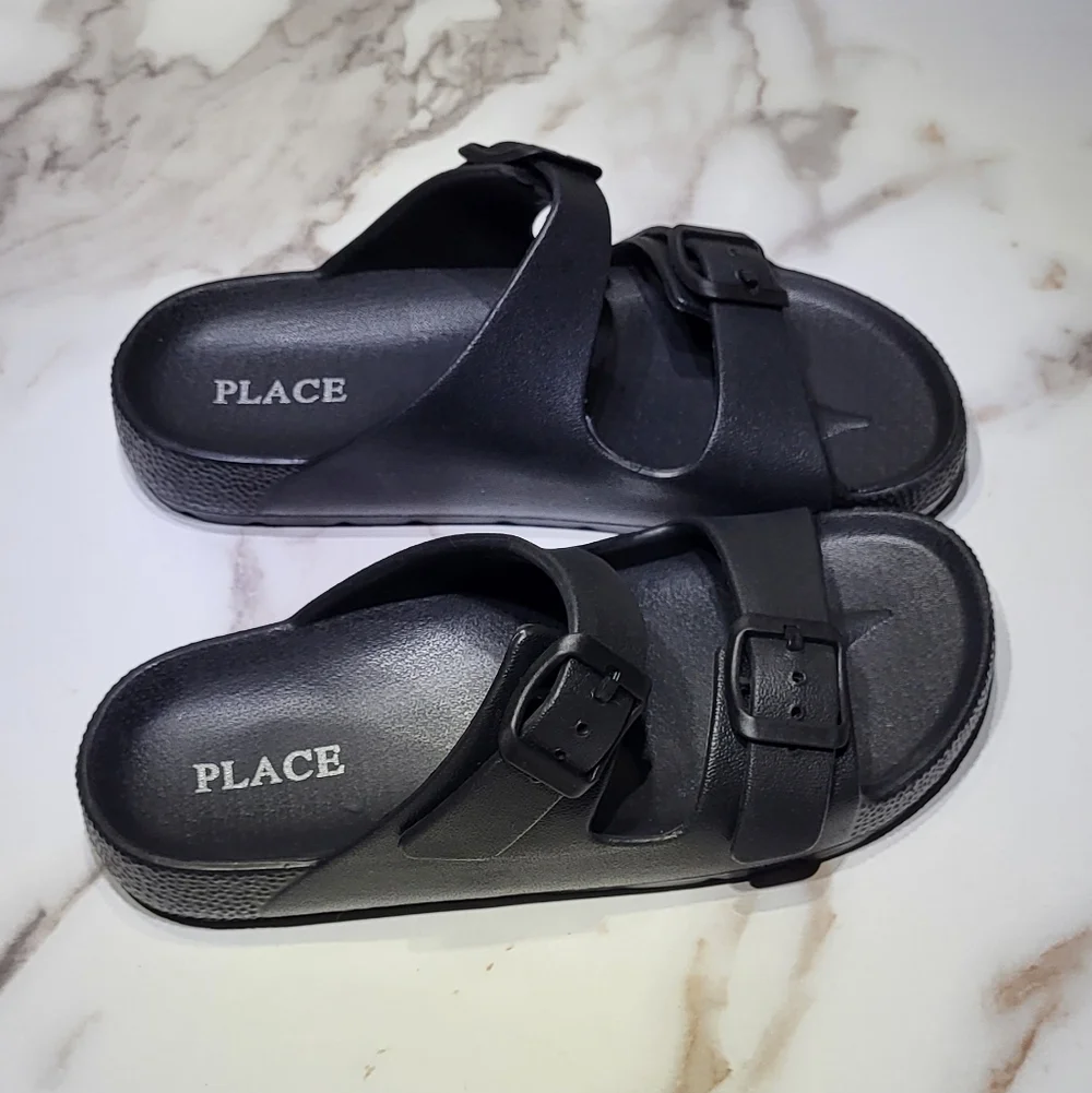 The Childrens Place NWOT Boys Everyday Slip-On Double Buckle Slide Sandals Sz 2